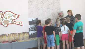 Экскурсия детей старшей группы в мини - музей. Выставка посвящена Дню Победы. Экскурсия детей старшей группы в мини - музей. Выставка посвящена Дню Победы.